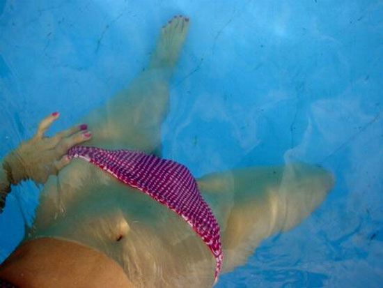 Κορίτσι σε πισίνα