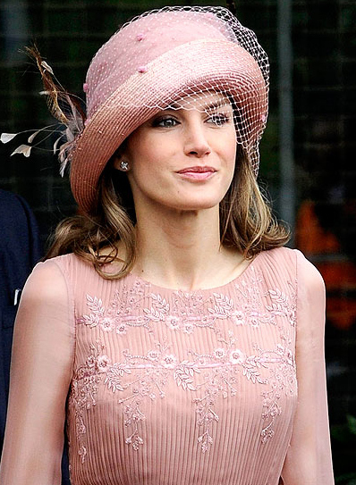 Τα πιο παράξενα καπέλα στον βασιλικό γάμο (3)