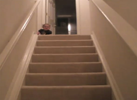 Μωρό κατεβαίνει τις σκάλες με απίστευτο τρόπο