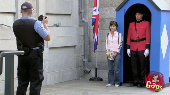 Φάρσα: Ο Βρετανός φρουρός με τα εσώρουχα