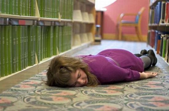 Φοιτητές που κοιμούνται στις βιβλιοθήκες (22)