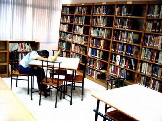 Φοιτητές που κοιμούνται στις βιβλιοθήκες (21)
