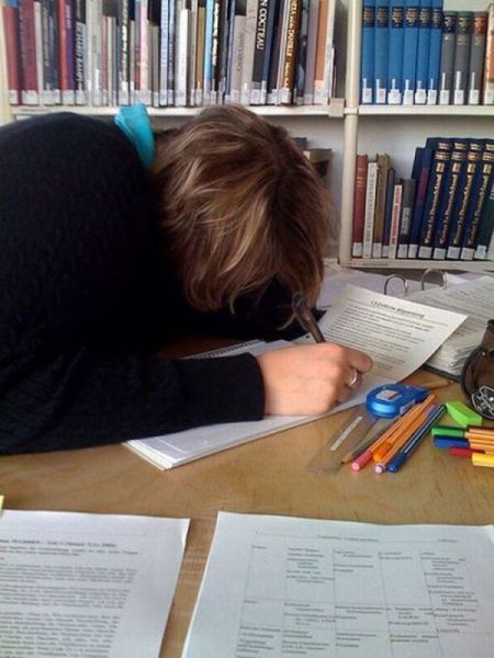 Φοιτητές που κοιμούνται στις βιβλιοθήκες (19)