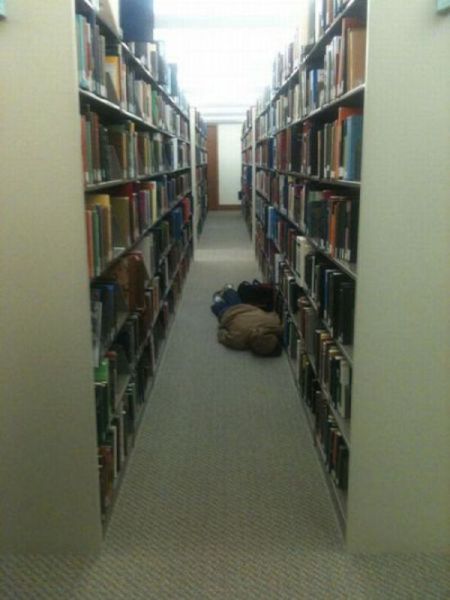 Φοιτητές που κοιμούνται στις βιβλιοθήκες (17)