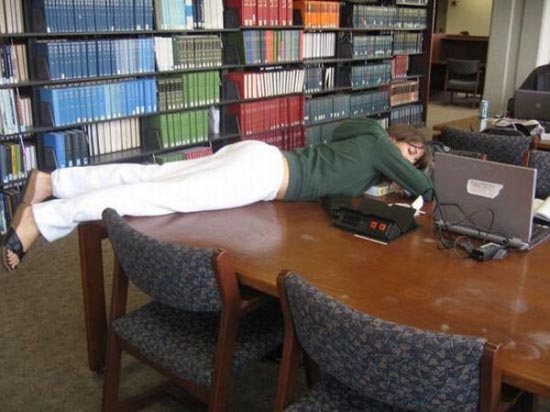 Φοιτητές που κοιμούνται στις βιβλιοθήκες (15)