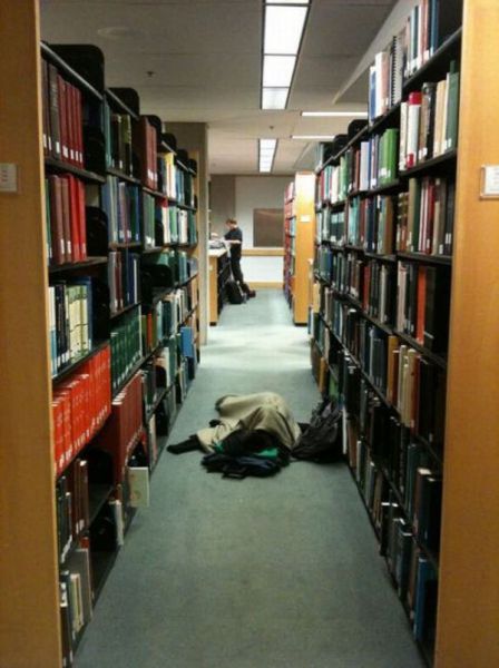 Φοιτητές που κοιμούνται στις βιβλιοθήκες (14)