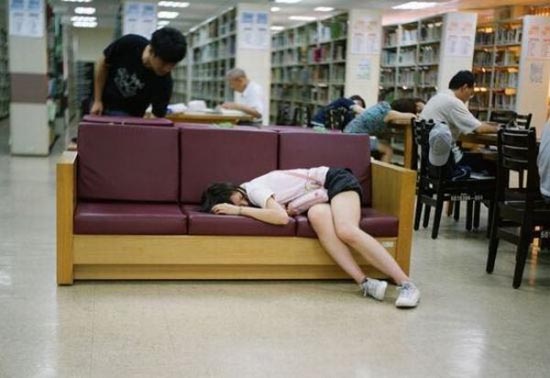 Φοιτητές που κοιμούνται στις βιβλιοθήκες (11)