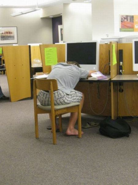 Φοιτητές που κοιμούνται στις βιβλιοθήκες (10)