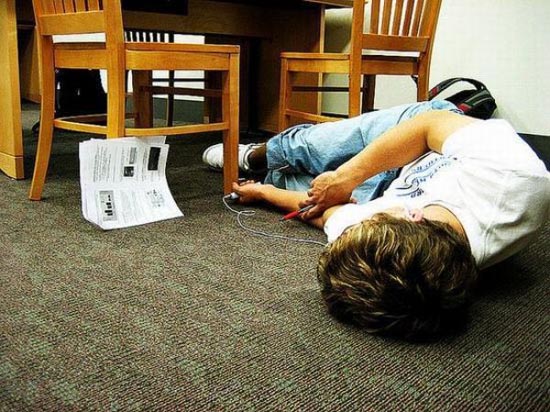 Φοιτητές που κοιμούνται στις βιβλιοθήκες (9)