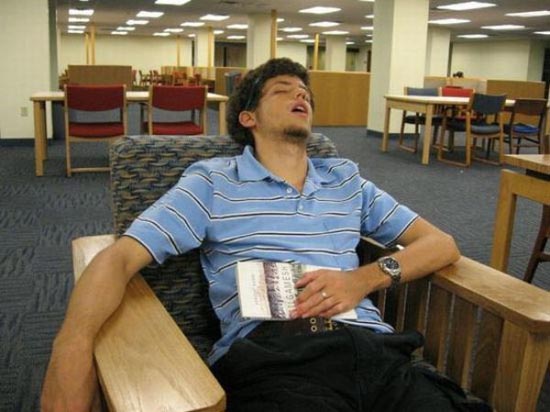 Φοιτητές που κοιμούνται στις βιβλιοθήκες (8)