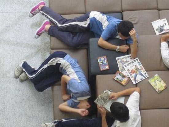 Φοιτητές που κοιμούνται στις βιβλιοθήκες (7)
