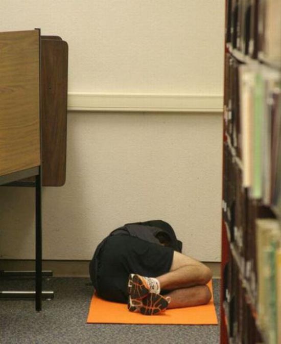 Φοιτητές που κοιμούνται στις βιβλιοθήκες (5)