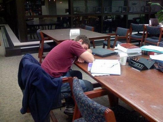 Φοιτητές που κοιμούνται στις βιβλιοθήκες (2)