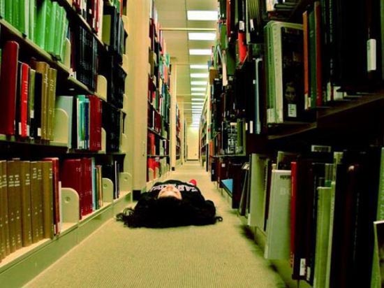 Φοιτητές που κοιμούνται στις βιβλιοθήκες (1)