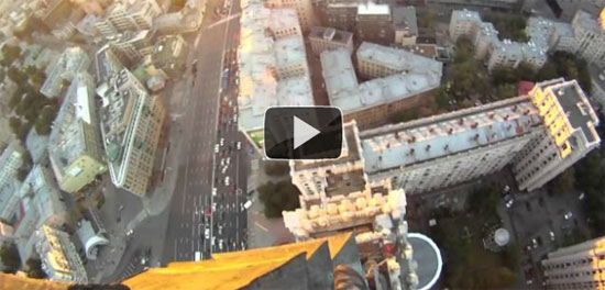 Ρώσος σκαρφάλωσε ουρανοξύστη χωρίς εξοπλισμό ασφαλείας