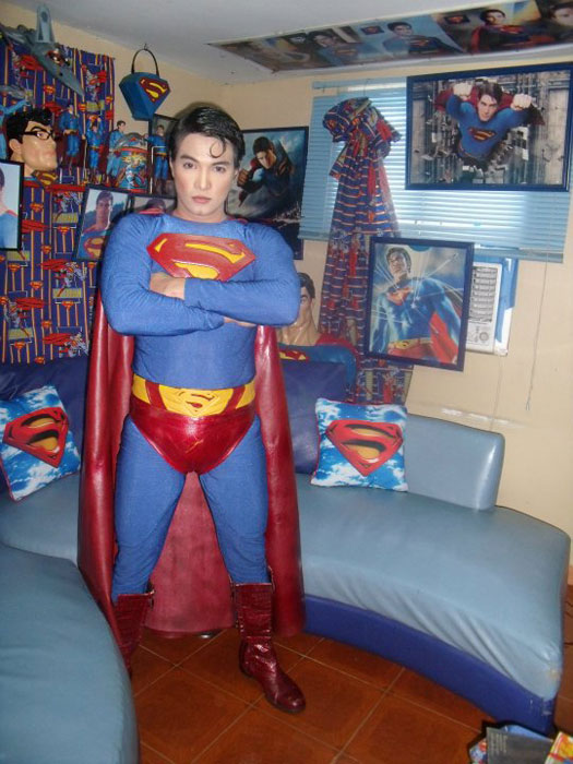 Έκανε πλαστική για να μοιάζει στον Superman! (2)