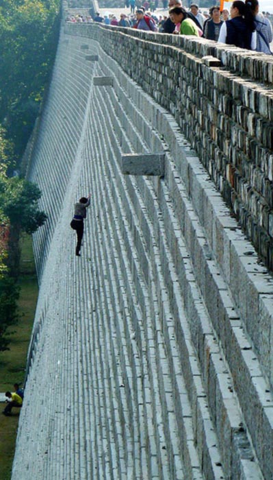 Γυναίκα σκαρφάλωσε το Σινικό Τείχος για να μην πληρώσει εισιτήριο (2)