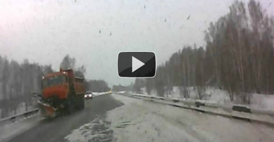 Αμέριμνη βόλτα σε χιονισμένο δρόμο της Ρωσίας