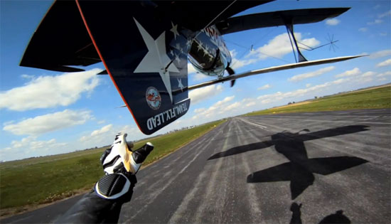 Απίστευτο stunt: Μοτοσυκλετιστής έπιασε την ουρά αεροπλάνου που πετούσε ανάποδα