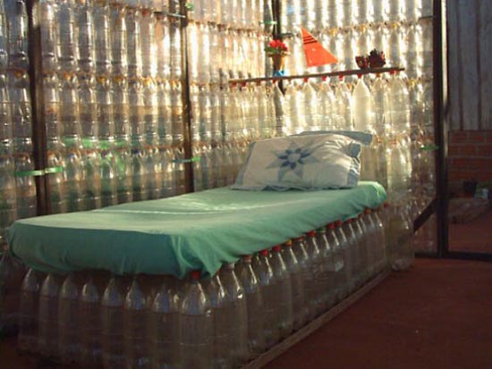 Σπίτι από πλαστικά μπουκάλια (2)