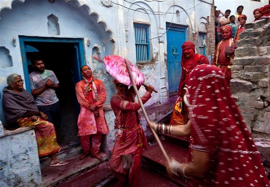 Το φεστιβάλ των χρωμάτων στην Ινδία (4)