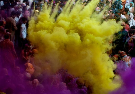 Το φεστιβάλ των χρωμάτων στην Ινδία (5)