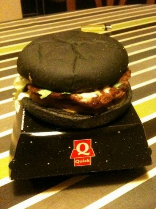 Θα δοκιμάζατε ποτέ μαύρο burger; (3)
