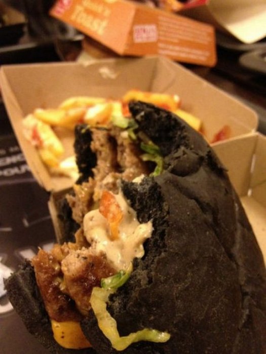 Θα δοκιμάζατε ποτέ μαύρο burger; (5)