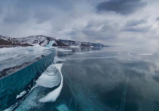 Παγωμένη λίμνη Baikal στη Σιβηρία (8)
