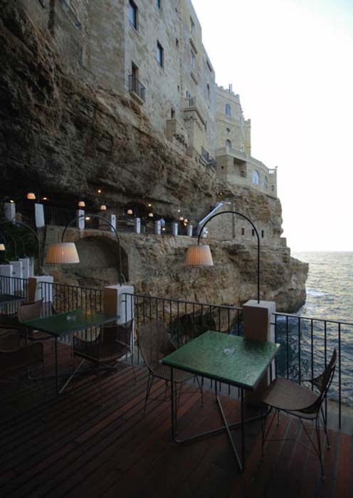 Εκπληκτικό ξενοδοχείο μέσα σε βράχο με θέα την Αδριατική (8)