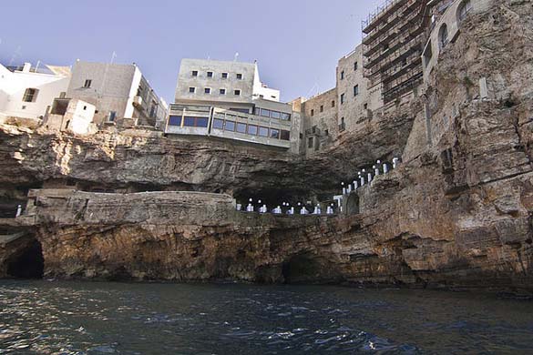 Εκπληκτικό ξενοδοχείο μέσα σε βράχο με θέα την Αδριατική (9)