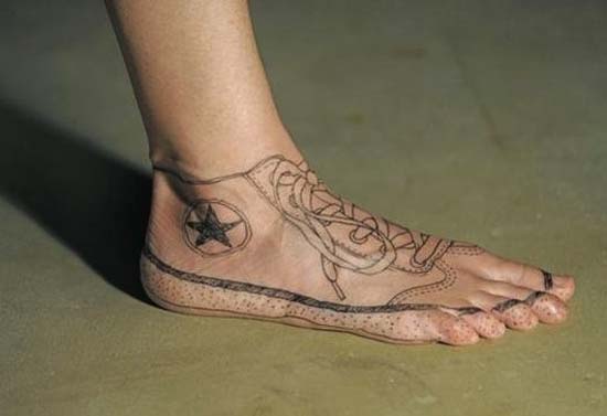 Άνθρωποι που έκαναν τατουάζ σε σχέδιο παπουτσιού (2)