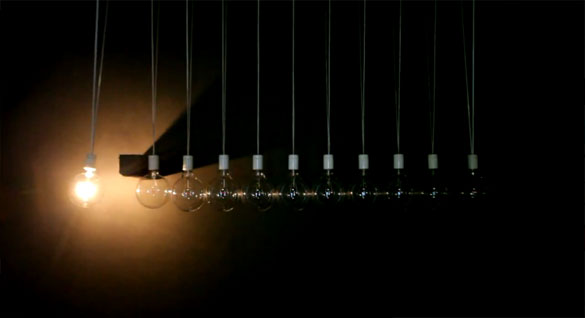 Η «Κούνια του Νεύτωνα» σε μια απίστευτα εντυπωσιακή παραλλαγή με φως