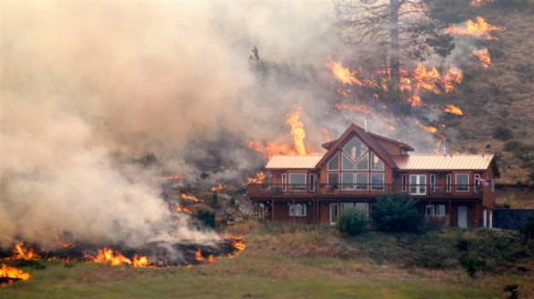 Ένα σπίτι περικυκλωμένο από τις φλόγες... (1)