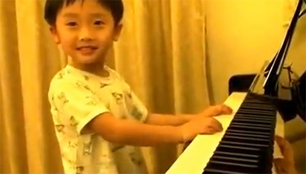 Εκπληκτικός πιανίστας 4 ετών