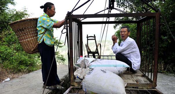 Ένα κλουβί πάνω από την άβυσσο συνδέει Κινέζικο χωριό με τον κόσμο (7)