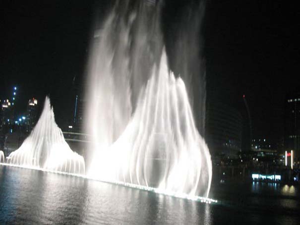 Dubai Fountain: Το εντυπωσιακότερο συντριβάνι στον κόσμο (4)