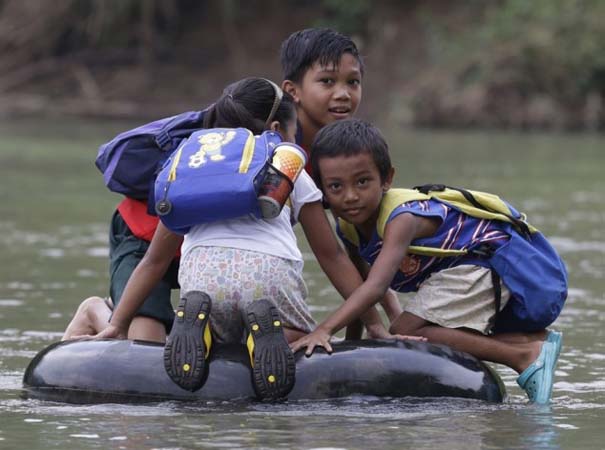 Περνούν καθημερινά το ποτάμι πάνω σε σαμπρέλα για να πάνε στο σχολείο (1)