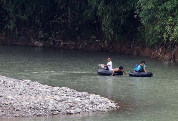 Περνούν καθημερινά το ποτάμι πάνω σε σαμπρέλα για να πάνε στο σχολείο (2)