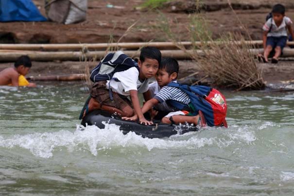 Περνούν καθημερινά το ποτάμι πάνω σε σαμπρέλα για να πάνε στο σχολείο (3)