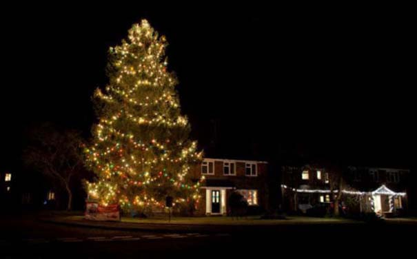 Το μικρό Χριστουγεννιάτικο δέντρο που «μάγεψε» όλη την περιοχή (4)