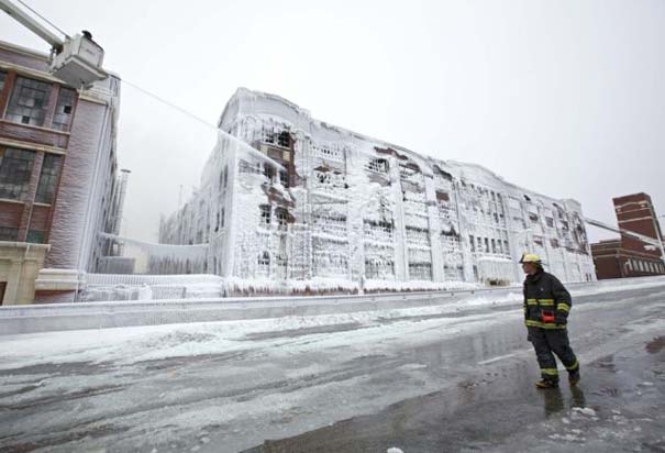 Φλεγόμενο κτήριο μετατράπηκε σε παγωμένο τοπίο (6)