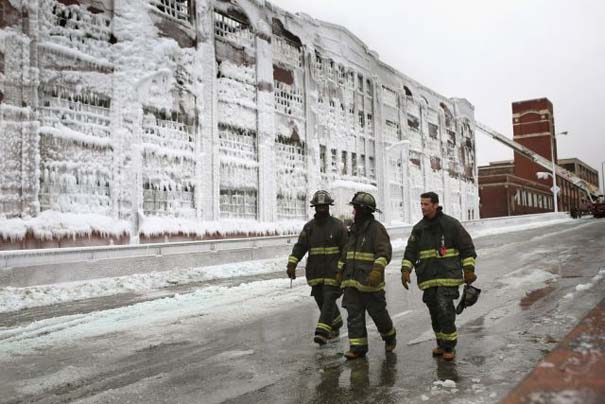 Φλεγόμενο κτήριο μετατράπηκε σε παγωμένο τοπίο (15)