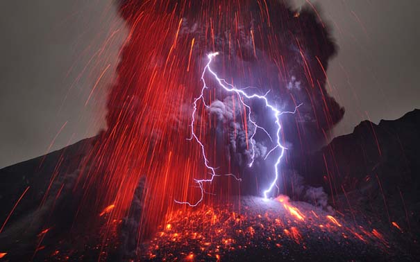 Φωτογραφίες ηφαιστειακής έκρηξης προκαλούν δέος (1)