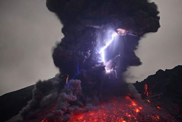 Φωτογραφίες ηφαιστειακής έκρηξης προκαλούν δέος (2)