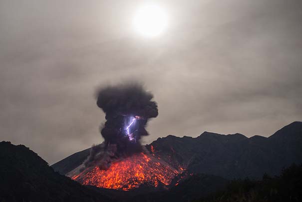 Φωτογραφίες ηφαιστειακής έκρηξης προκαλούν δέος (3)