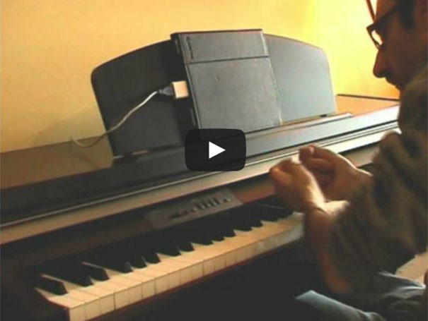 Τετραπληγικός παίζει χωρίς δάχτυλα στο πιάνο το «with or without you» των U2