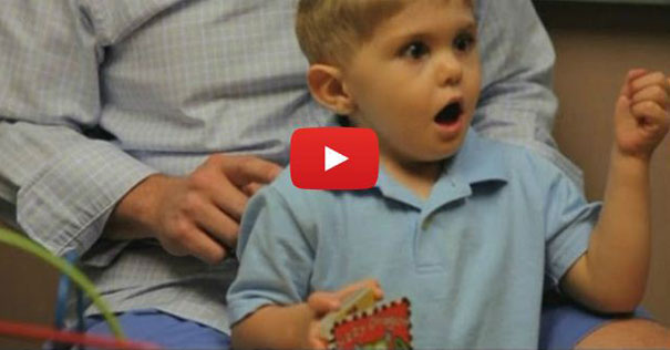 Η στιγμή που ένα κωφό αγόρι 3 ετών ακούει για πρώτη φορά τη φωνή του πατέρα του
