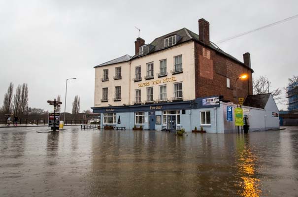 Πριν και μετά τις φονικές πλημμύρες στη Βρετανία (6)