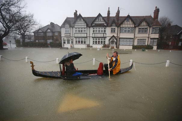 Πριν και μετά τις φονικές πλημμύρες στη Βρετανία (15)